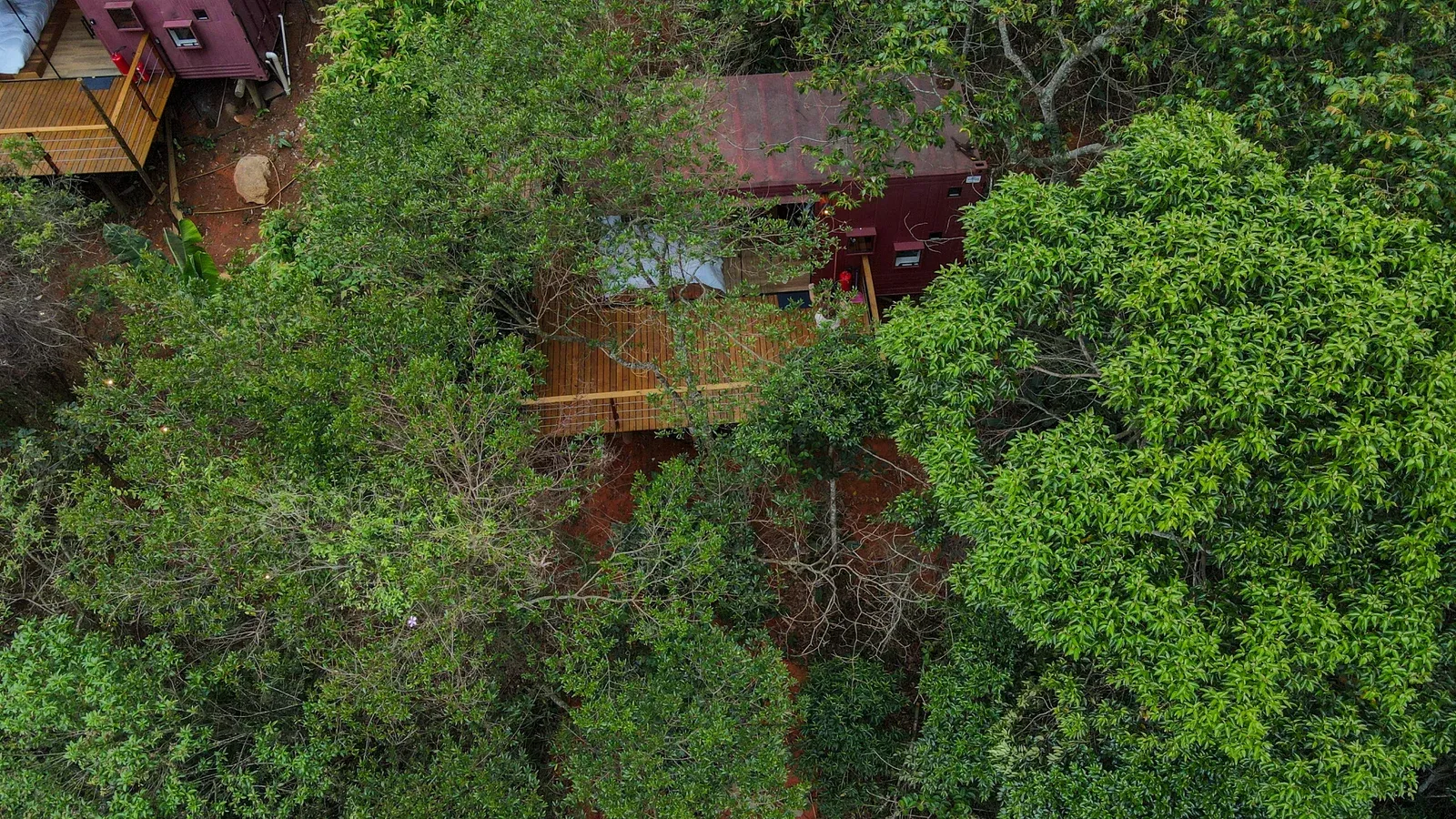 Vista panorâmica da Serra da Cantareira com chalé em meio à natureza